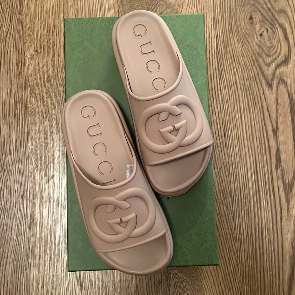 Gucci Women's Interlocking G Slide Sandal Gem